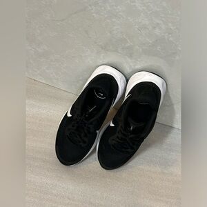 Nike Revolution 7 Black White Women Size 8